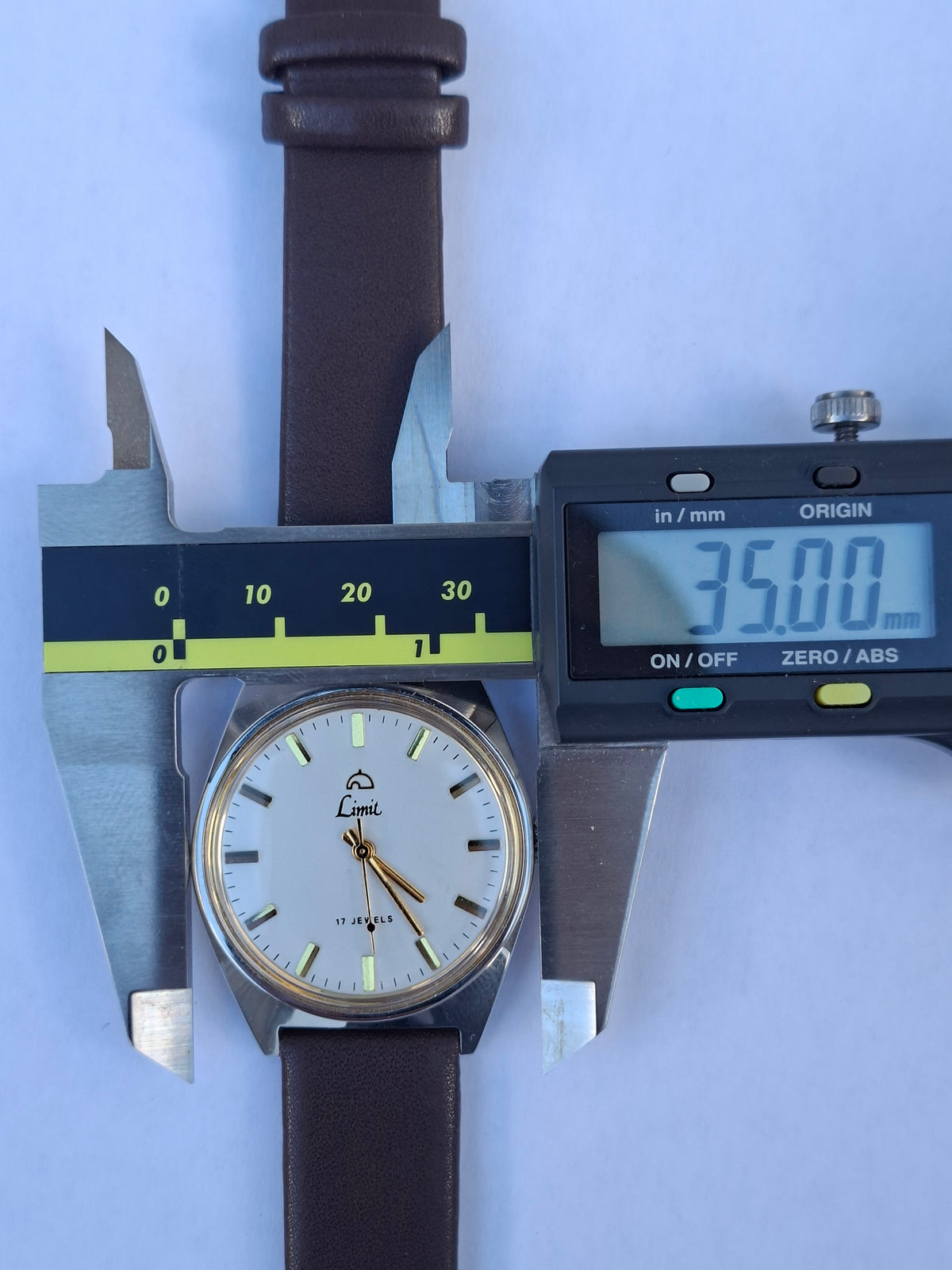 Vintage 1970s Limit 17 Jewel Mechanical Hand Wind Men's Watch 35mm Stainless Steel
