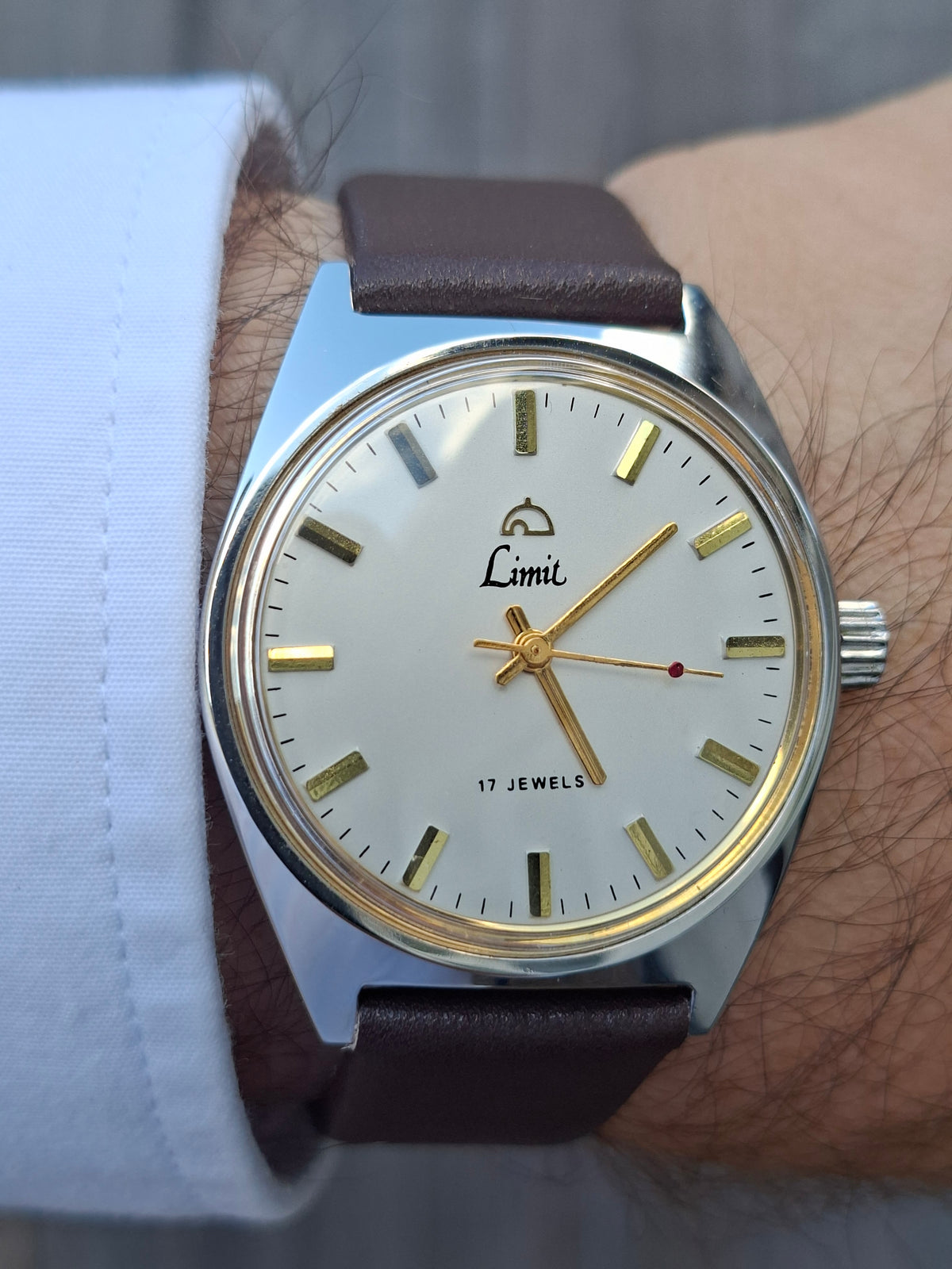 Vintage 1970s Limit 17 Jewel Mechanical Hand Wind Men's Watch 35mm Stainless Steel
